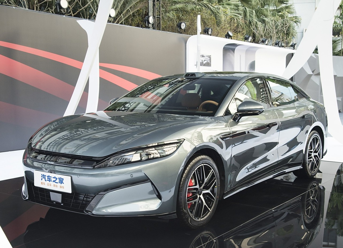 Габариты внушительны: длина 5050 мм, ширина 1960 мм, колесная база 2970 мм – простор в салоне гарантирова