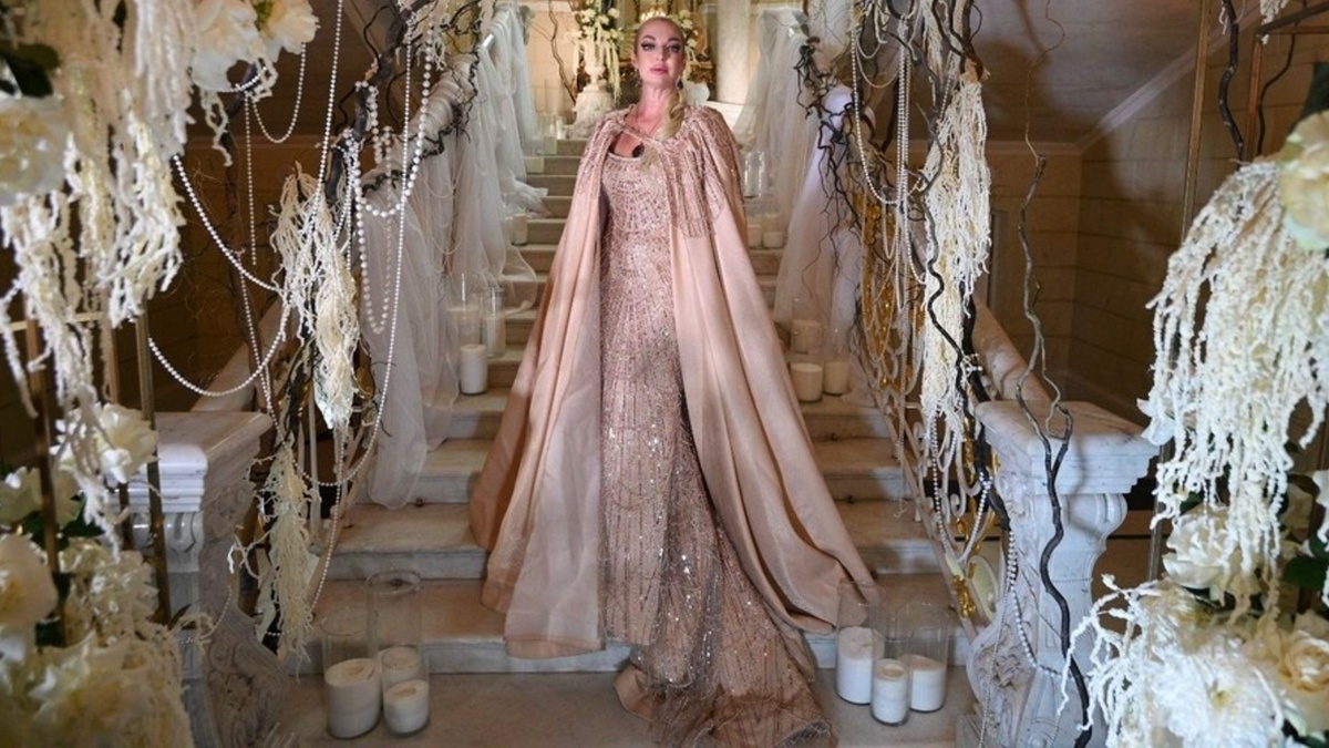 26 апреля балерина и мама невесты предстала во всей красе. Кокова же стоимость платья Волочковой?