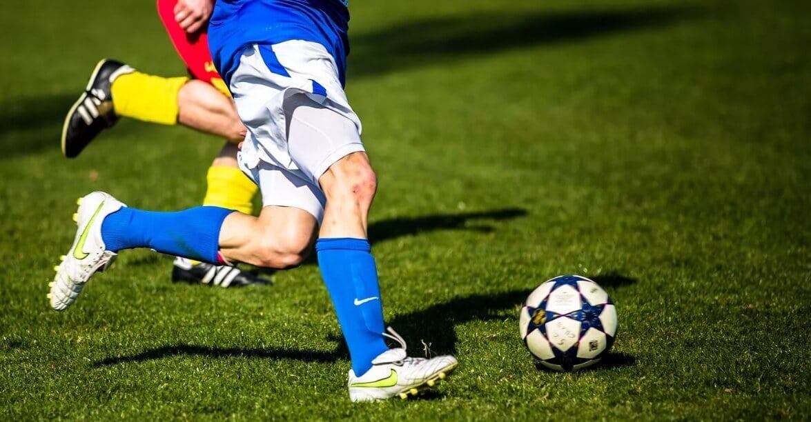    Не стоит перед сном заниматься активными видами спорта, такими как футбол. Источник: ria.ru