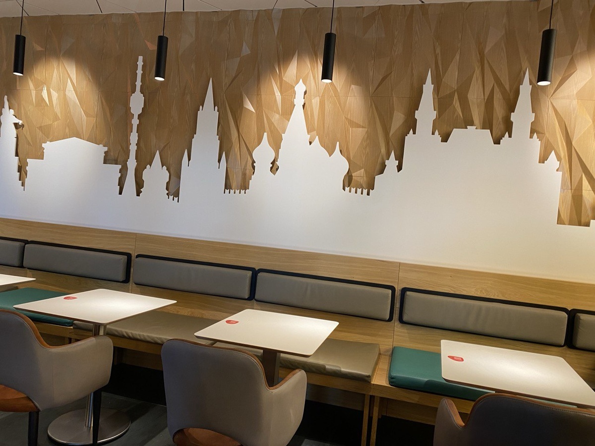 В кафе аэропорта Шереметьево имени А.С. Пушкина. 