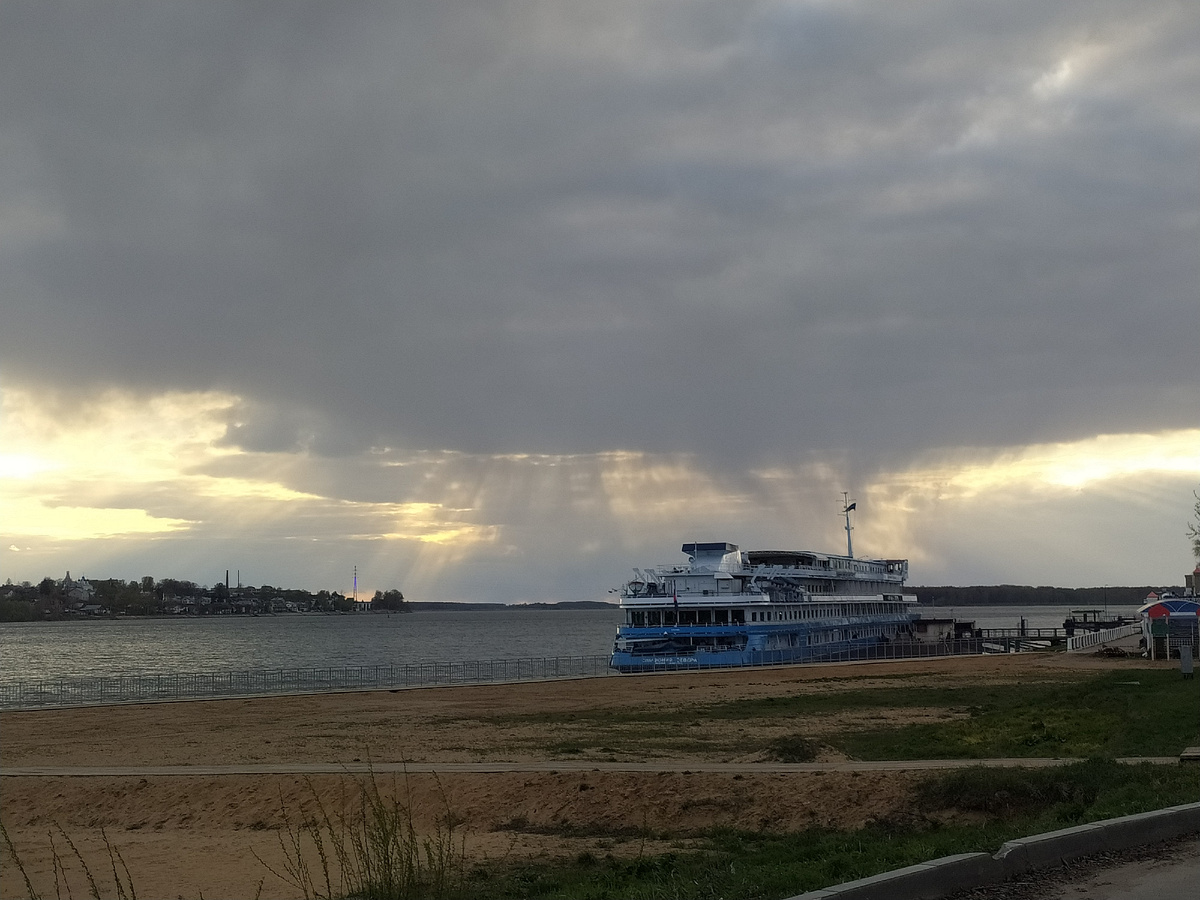 Я увидела этот кораблик в лучах вечернего заоблачного солнца