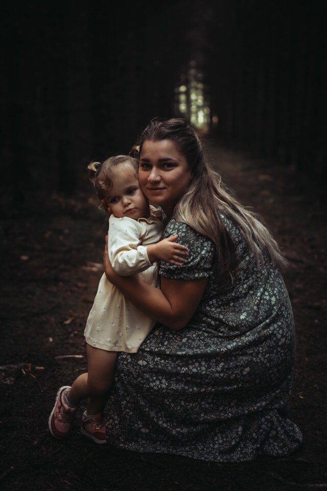 Девушка развелась с мужем и переехала в другой город. Там встретила мужчину, соседа по общежитию. Он помог ей устроиться на работу. Между ними закрутился роман. Позже девушка узнаёт что мужчина судим. Она беременна. Возлюбленный раскрывает своё истинное лицо и́ начинает обижать гражданскую супругу. Девушку с ребёнком спасает директор производства, где она работала до декретного отпуска.