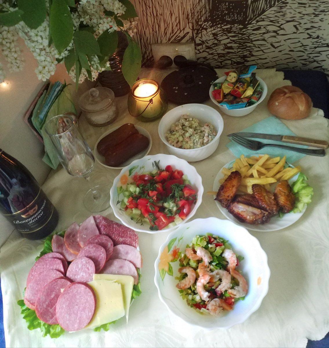 Отмечаю) Сервировала нехитрый стол.