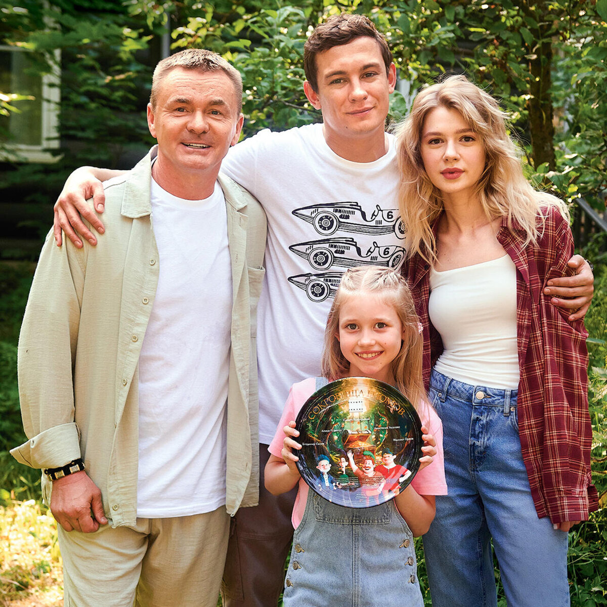    «История в фильме напомнила мне любимую книжку детства, которую читал папа, — «Артур и минипуты» Люка Бессона. Возникла такая же магия, чудо, ощущение, будто ты снова ребенок» С Владимиром Сычевым, Никитой Кологривым и Алисой Руденко на съемках фильма «Сокровища гномов». 2024 г. Альберт Россо