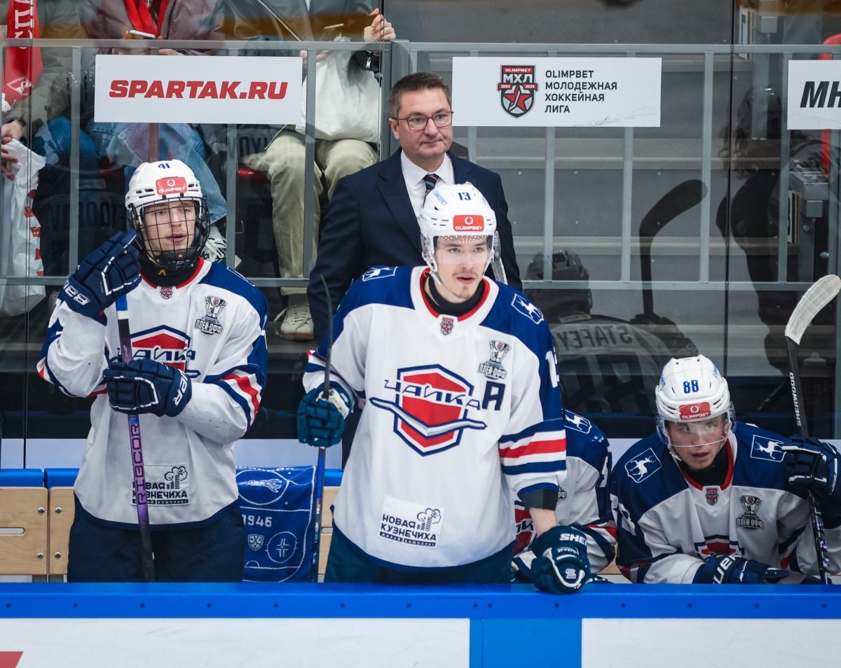    Один из лучших бомбардиров плей-офф МХЛ Виктор Фёдоров (на снимке – слева) набрал в 10 матчах 12 очков (6 + 6)