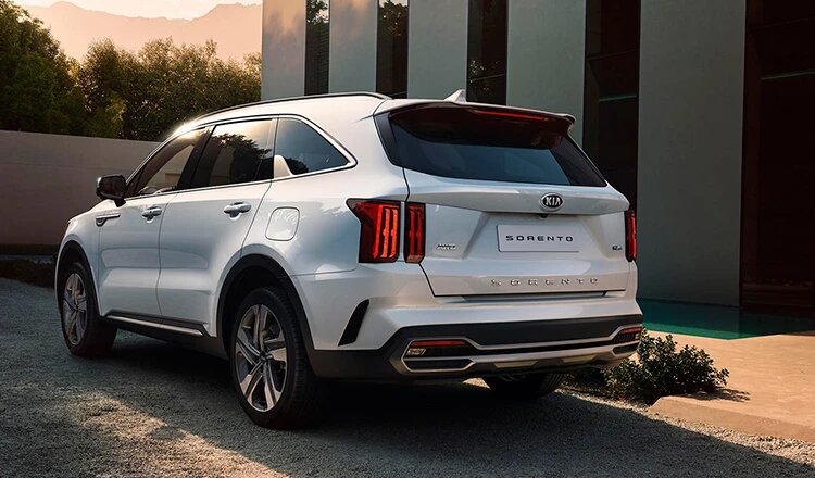 KIA Sorento — это популярный кроссовер, который давно завоевал сердца автолюбителей благодаря своей надёжности, комфорту и вместительности. Однако на рынке существует множество других моделей, которые могут стать достойной альтернативой этому автомобилю. В этой статье мы рассмотрим основные аналоги KIA Sorento, их преимущества и недостатки, чтобы помочь вам сделать правильный выбор.