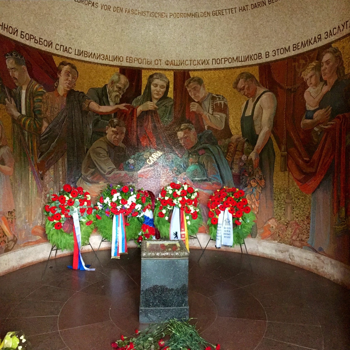 Фрагмент 19-метровой мозаики траурного зала мемориального памятника воинам Советской Армии в Берлине (Трептов-парк, 1947-1948). 