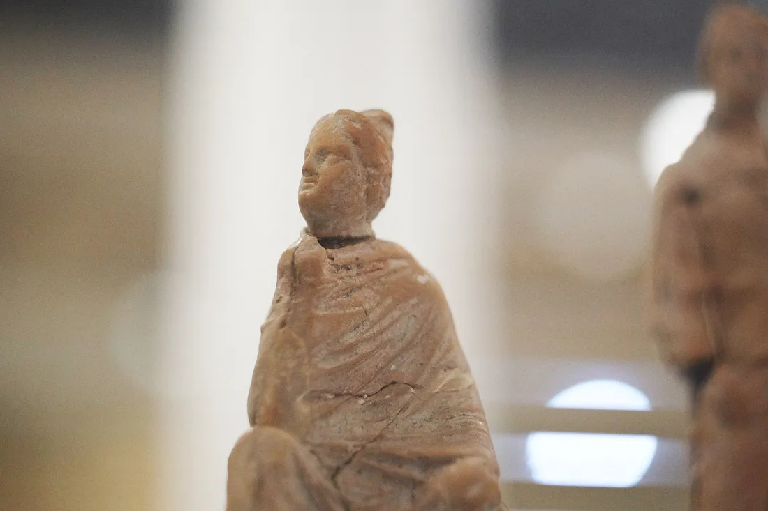 Терракотовая фигурка «Женщина, сидящая на камне». III век до н. э. Горгиппия. Анапский археологический музей.