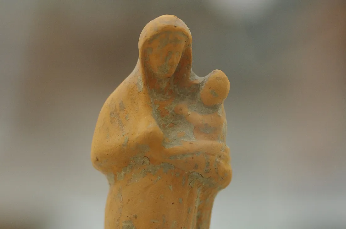 Терракотовая фигурка «Деметра, держащая Персефону». IV–II века до н. э. Горгиппия. Анапский археологический музей.
