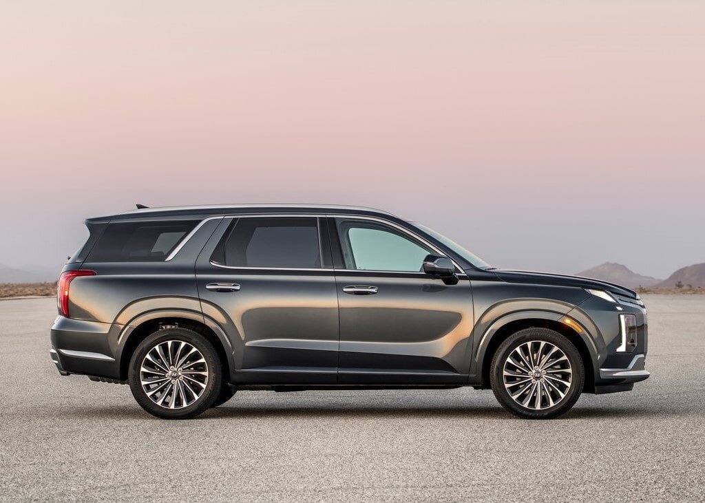 Hyundai Palisade — это флагманский кроссовер, который завоевал популярность благодаря своему роскошному интерьеру, вместительности и современным технологиям. Однако на рынке существует множество других моделей, которые могут стать достойной альтернативой этому автомобилю. В этой статье мы рассмотрим основные аналоги Hyundai Palisade, их преимущества и недостатки, чтобы помочь вам сделать правильный выбор.