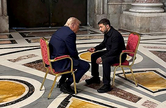    Владимир Зеленский во время встречи с президентом США Дональдом Трампом в Ватикане.Ukrainian Presidential Press Service/Reuters