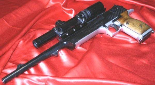 Пистолет "Desert Eagle" модель Мk I с 14-дюймовым стволом.