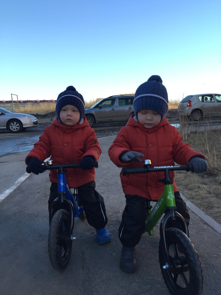 Близнецы осваивают новый транспорт