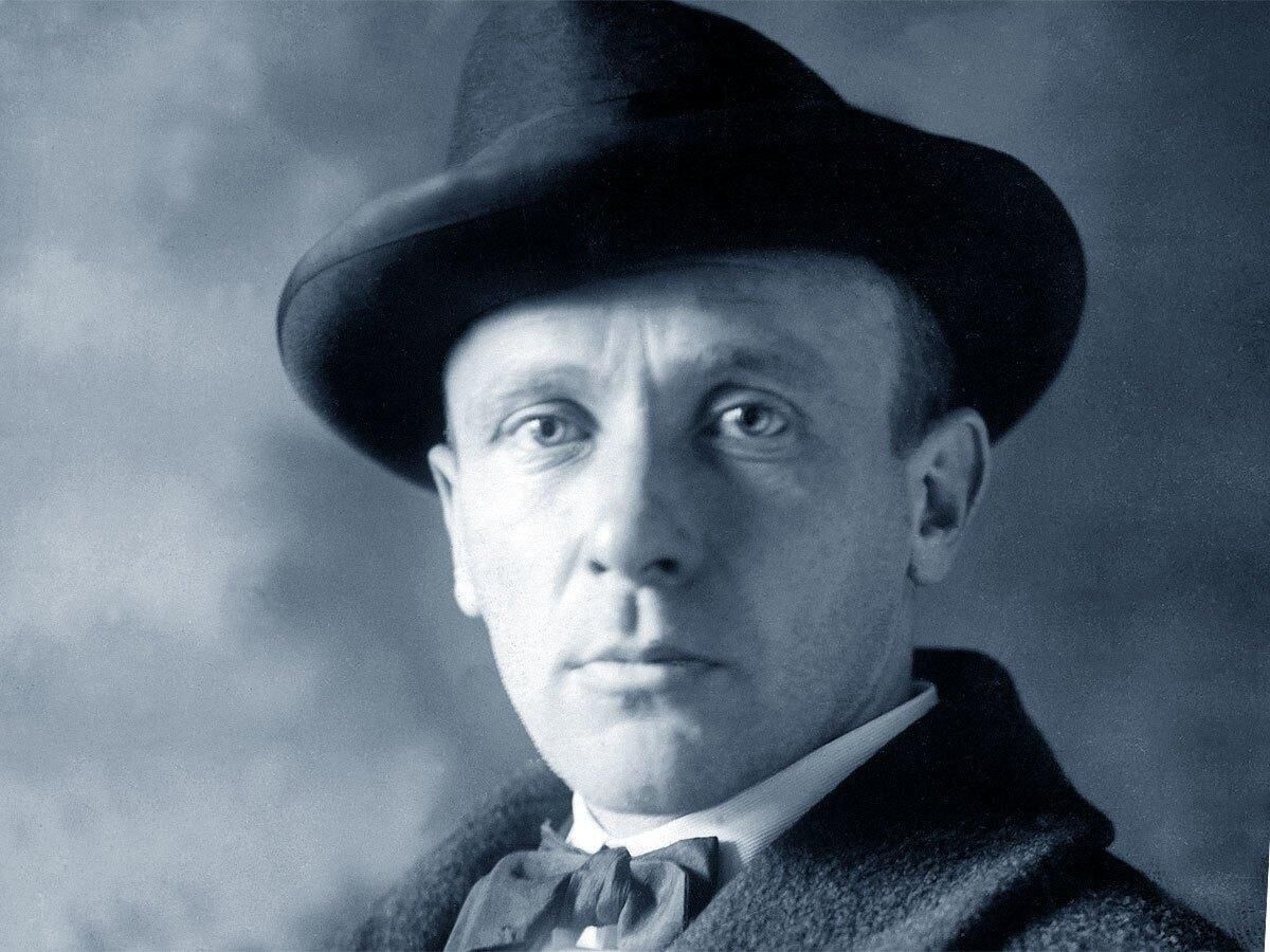 Михаил Афанасьевич Булгаков. Фотография заимствована с сайта: https://www.culture.ru/events/1121130/onlain-vecher-tri-margarity-velikogo-mastera