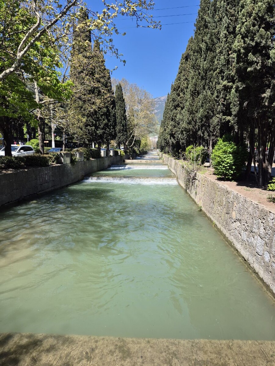 Горная река, текущая через Ялту