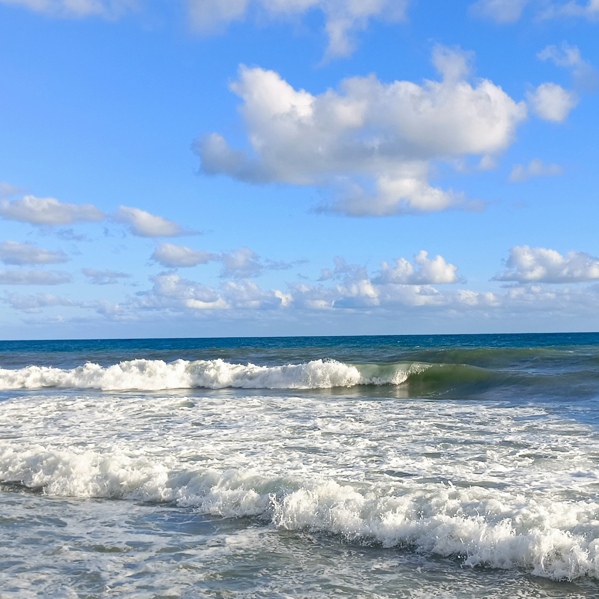 В Бетте чистое море.