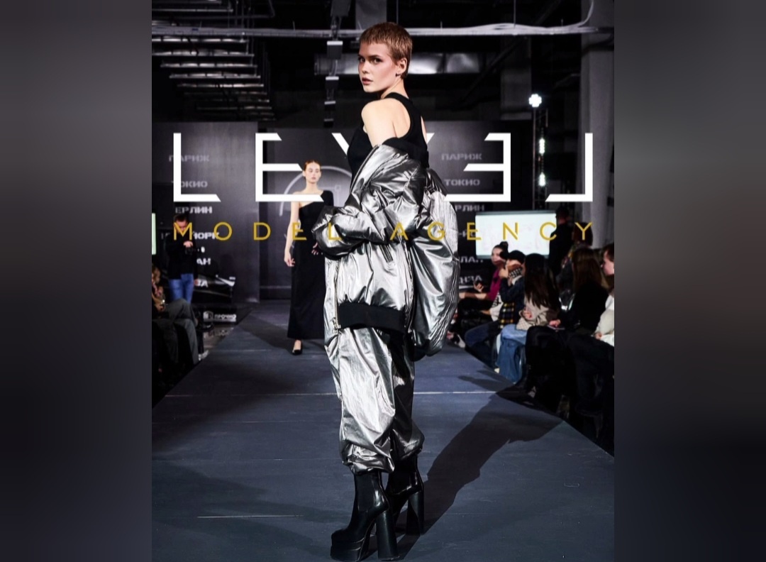 Пенза решила отличиться от всех других городов и принять самыми первыми такое новое модное шоу и показать всем идею. Но пока что все это лишь пробное и не известно будет ли и дальше еще раз на льду. А то может потом и целый дворец подключат, а не один этаж. Ну это если что к слову о масштабности😀😊🤓