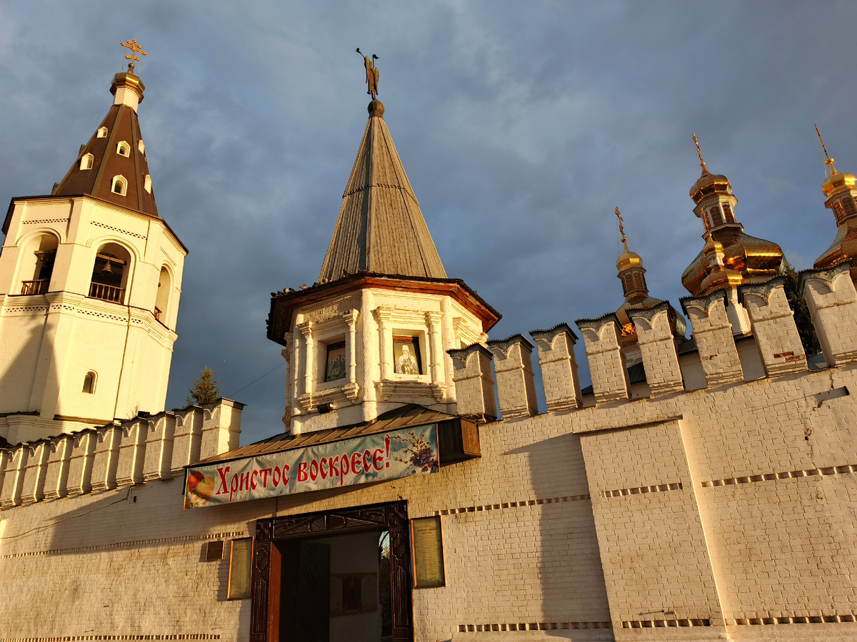 У входа в Свято-Троицкий монастырь