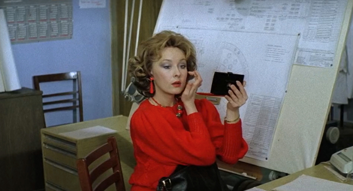 Кадр из кинофильма "Самая обаятельная и привлекательная", 1985 г., режиссер Геральд Бежанов, сценаристы Анатолий Эйрамджан, Геральд Бежанов, композитор Владимир Рубашевский (скриншот)