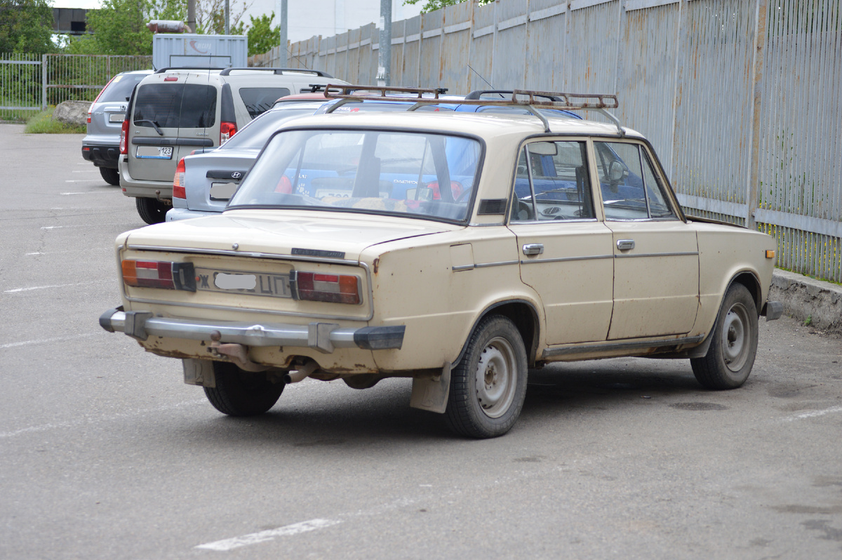 Фото автора. 26.04.2025. ВАЗ–2106 на старых гос номерах 80 годв прошлого века. Всё как положено. Багажник на крыше, фаркоп для прицепа, в хозяйстве всё сгодиться.
