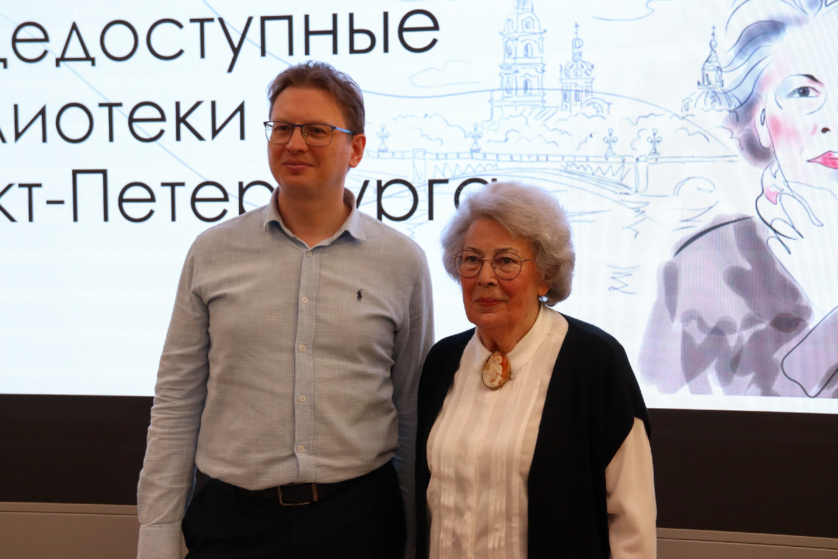 Директор библиотеки В.В.Маяковского Зоя Чалова и автор сказки Владимир Шампаров. Фото предоставлено pr-службой библиотеки.  