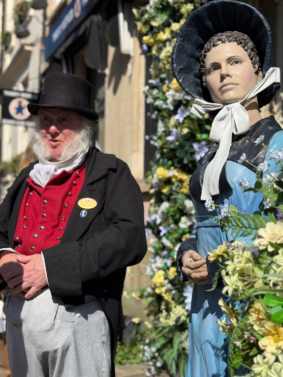 При входе в музей Джейн Остин встречает статуя а-ля Джейн и, видимо, её отец - работник музея. Фотография из открытого источника. 