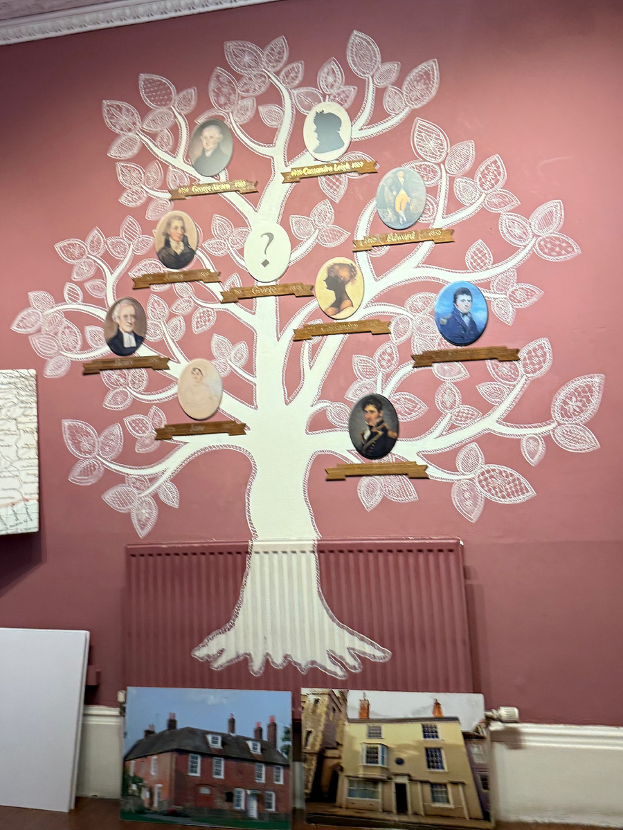 Генеологическое древо Остин - у неё было 6 братьев и одна сестра. На полу стоят две фотографии. Слева - дом в Чотоне, графство Хэмпшир, где Джейн Остин, её мать и сестра жили после возвращения из Бата. Этот же дом стал для всех троих женщин последним постоянным место проживания в их жизни. А вот дом справа - это дом в Винчестере, где Джейн Остин временно останавливалась для лечения, но там и умерла. Фотография из личного архива. 