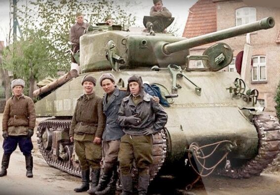 Советские танкисты у американского "Шермана"
