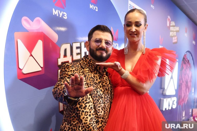    Михаил Галустян и Ольга Бузова - ведущие шоу