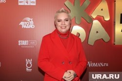     Алена Жигалова неожиданно появилась на шоу Shatokhina Natalia / news.ru /Global Look PressПевица Нюша с сестрой, чемпионкой-синхронисткой Машей Шурочкиной (команда «Розовые»)
Певица Ирина Дубцова в паре с рэпером Натаном (команда «Желтые»).
Звезда ММА Магомед Исмаилов и комик Магомед Муртазаалиев (команда «Фиолетовые»).
Экстрасенс Лина Джебисашвили с бойфрендом Юрием Фунтовым (команда «Синие»).
Космонавт-испытатель Антон Шкаплеров и его дочь Кристина (команда «Зеленые»).
Певица Глюкоза (Наталья Ионова) с визажисткой Анной Максумовой (команда «Голубые»).
