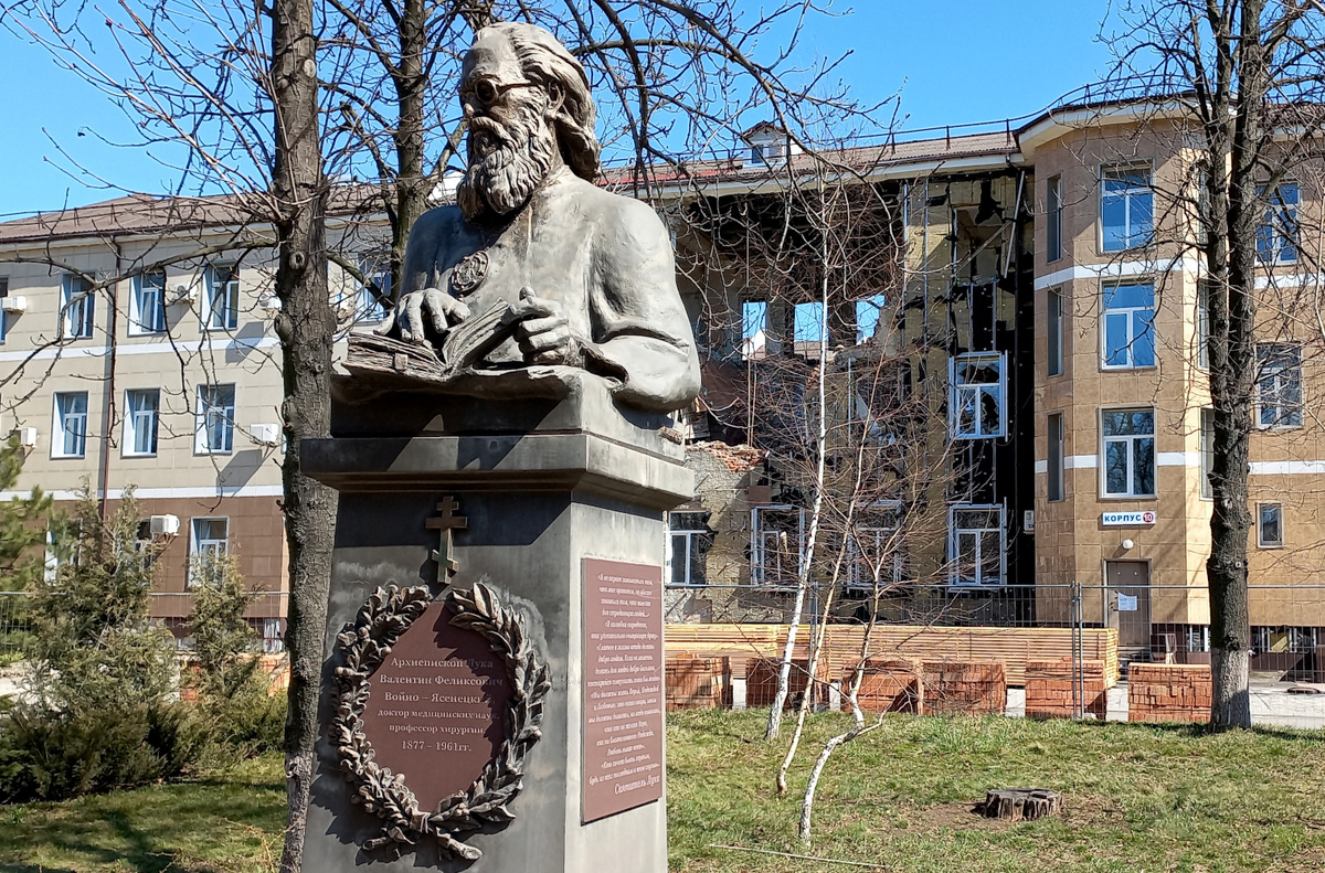 Памятник архиепископу Луке (Войно-Ясенецкому) Донецк. Фото 2024 года