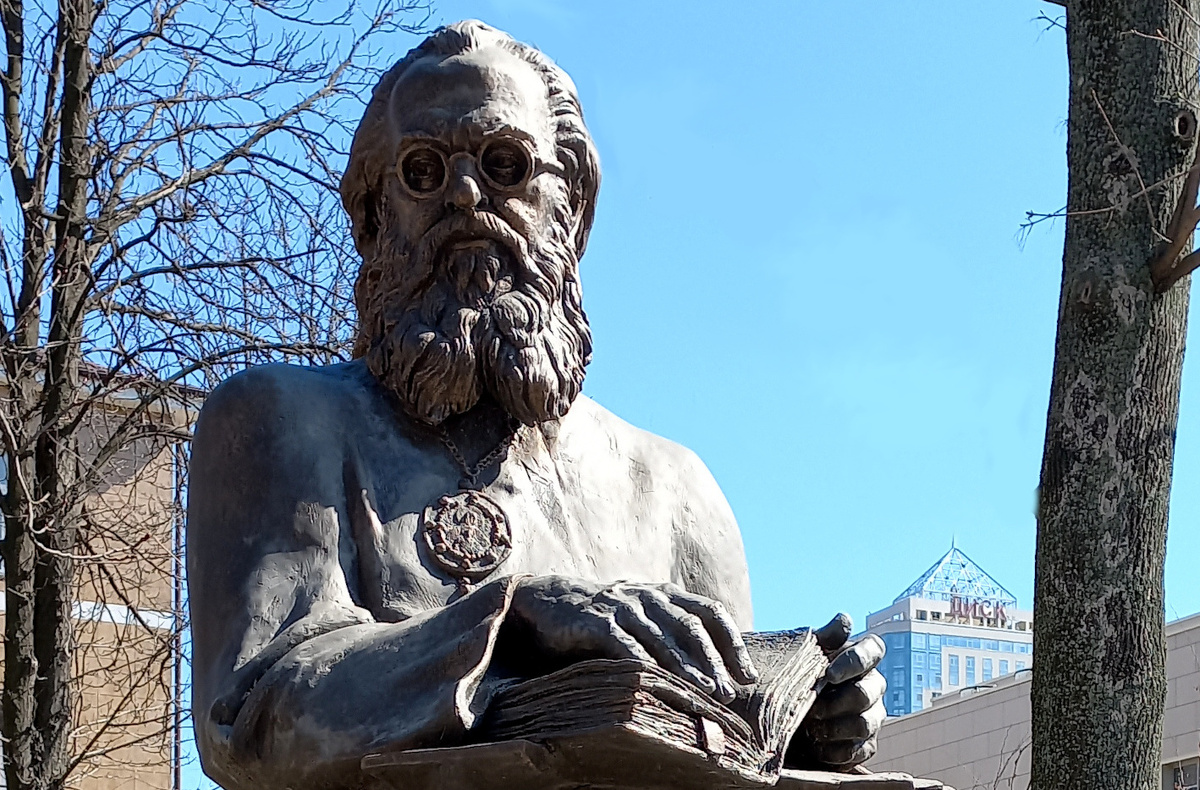 Памятник архиепископу Луке (Войно-Ясенецкому) Донецк. Фото 2024 года