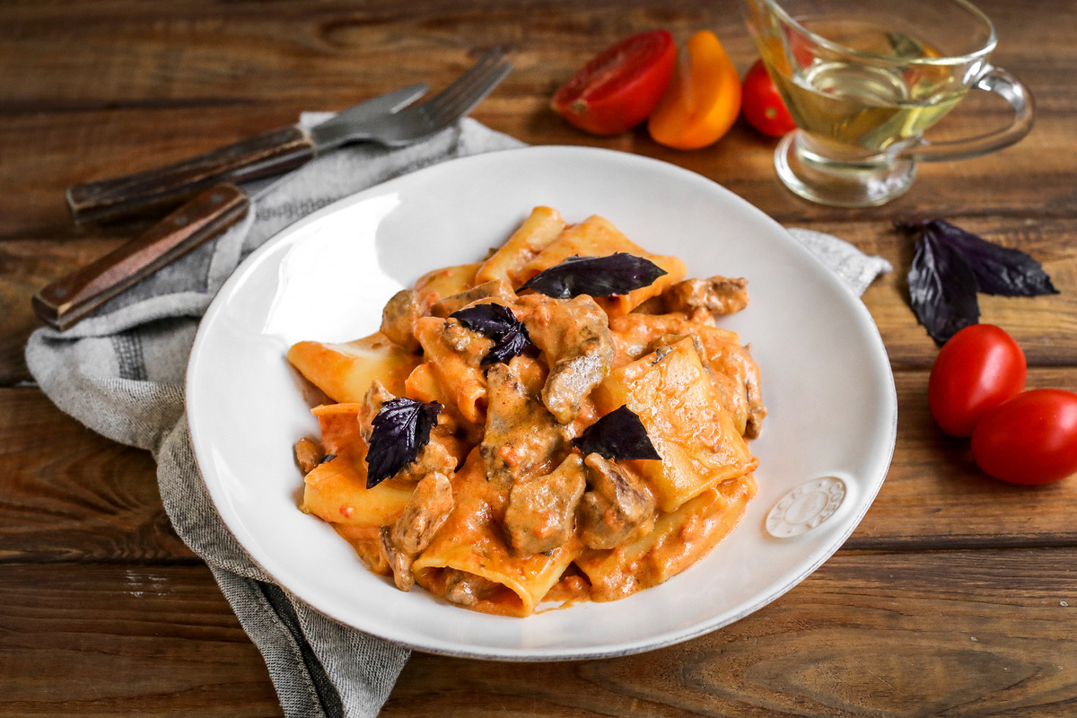 Паккери в томатно-сливочном соусе с базиликом