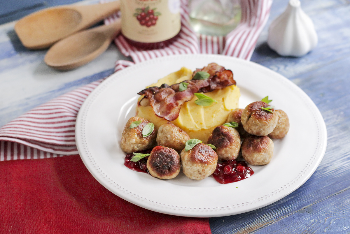 Датские фрикадельки с брусничным соусом и картофельно-тыквенным пюре