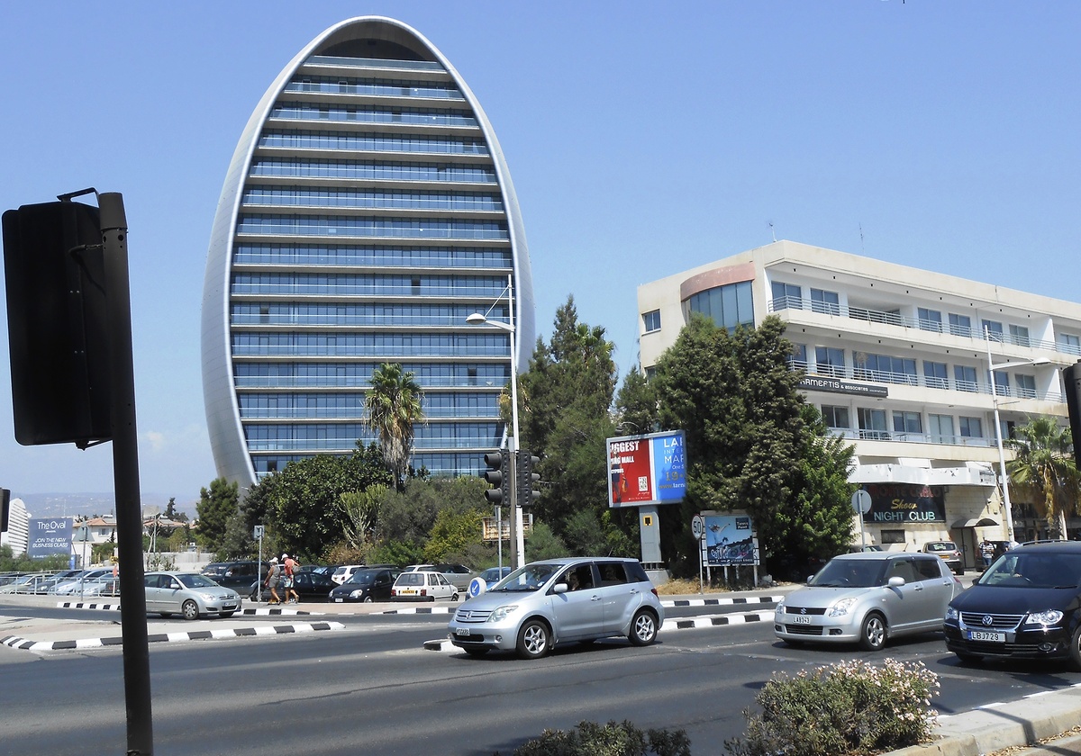 The Oval - офисное здание, улица на этом участке называется Promachon Eleftherias.
