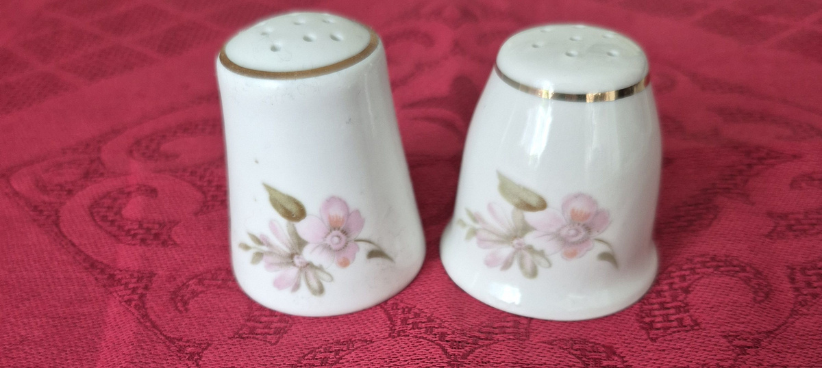 Слева - солонка Дулевского фарфорового завода. Справа - солонка Прокопьевсого фарфорового завода (Кемеровская область)