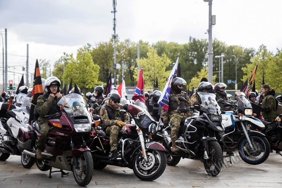 Колонна мотоклуба «Ночные волки». Фото Галины Савинич