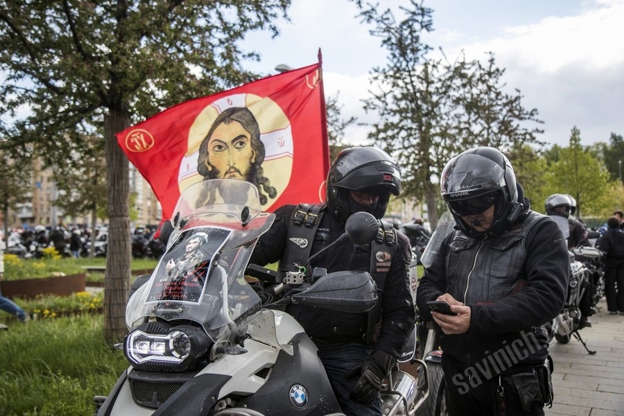 Колонна мотоклуба «Ночные волки». Фото Галины Савинич