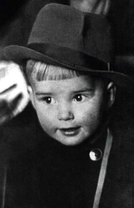 Маленький Саша