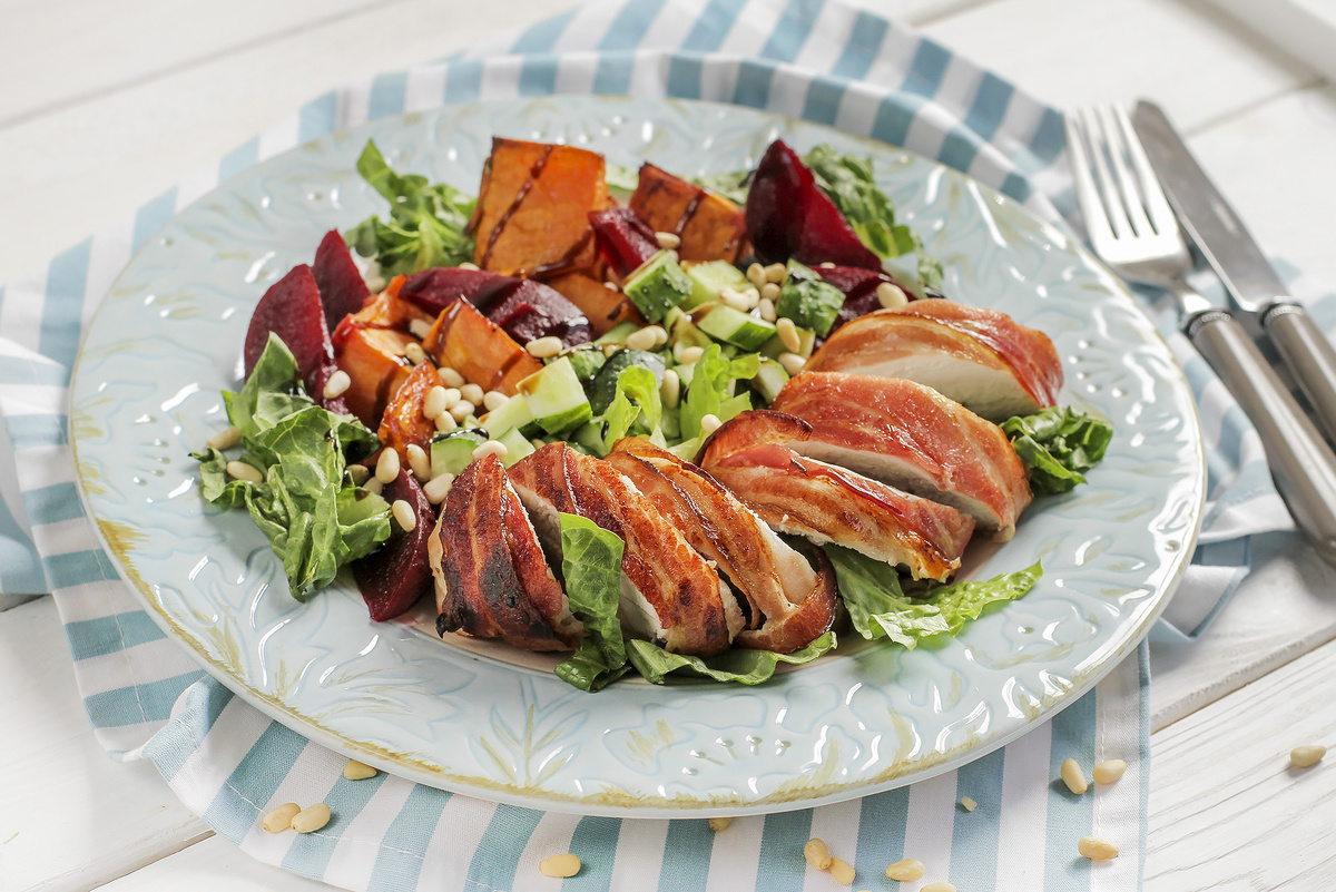 Салат с индейкой в беконе, бататом, свеклой и кедровыми орешками