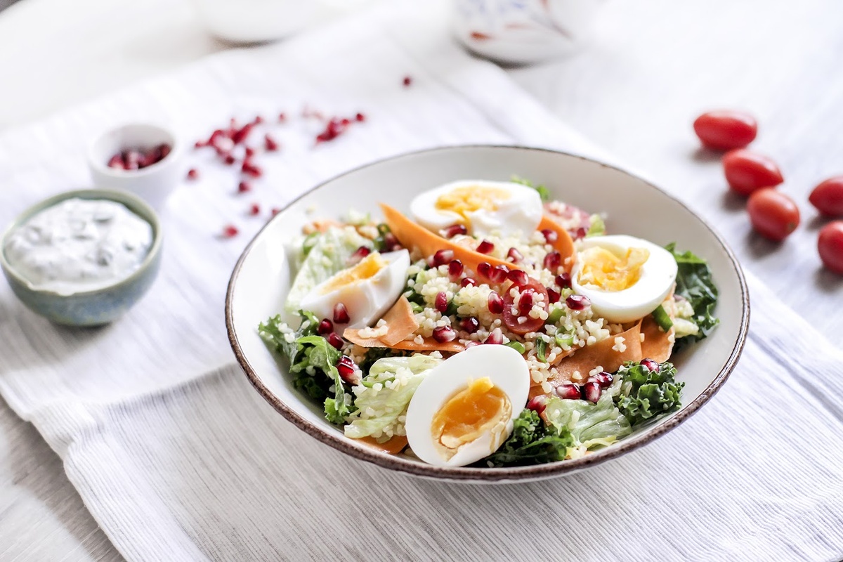 Салат Аланья с булгуром, яйцом и овощами под мятно-йогуртовым соусом