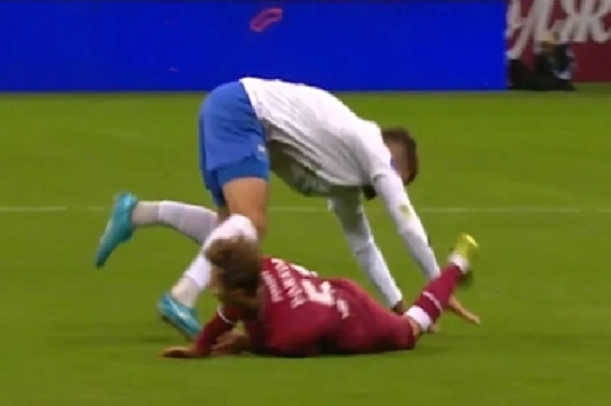    Два игрока Рожков и Дзиов покинули поле на носилках в матче РПЛ