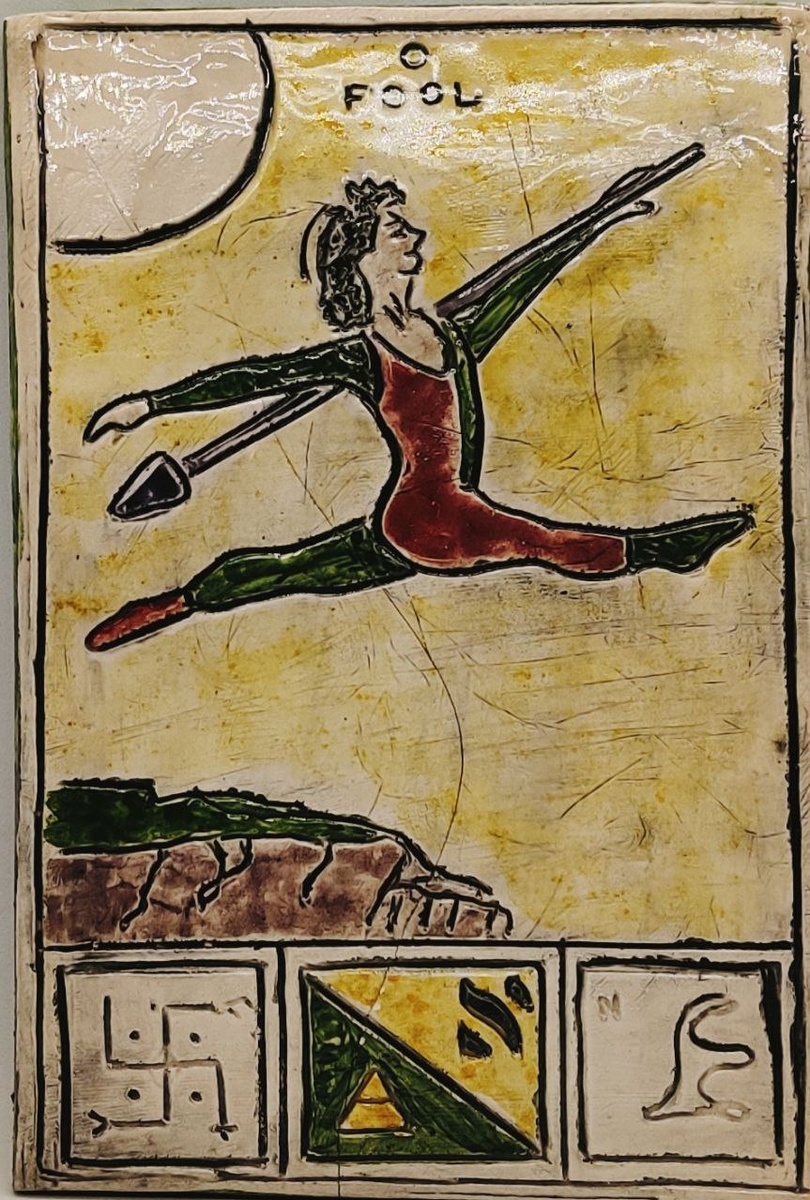 Керамическая декоративная картина "Дурак" Натальи Давыдовой по мотивам колоды Таро Церемониальной магии, созданной Лоном Майло Дюкеттом.