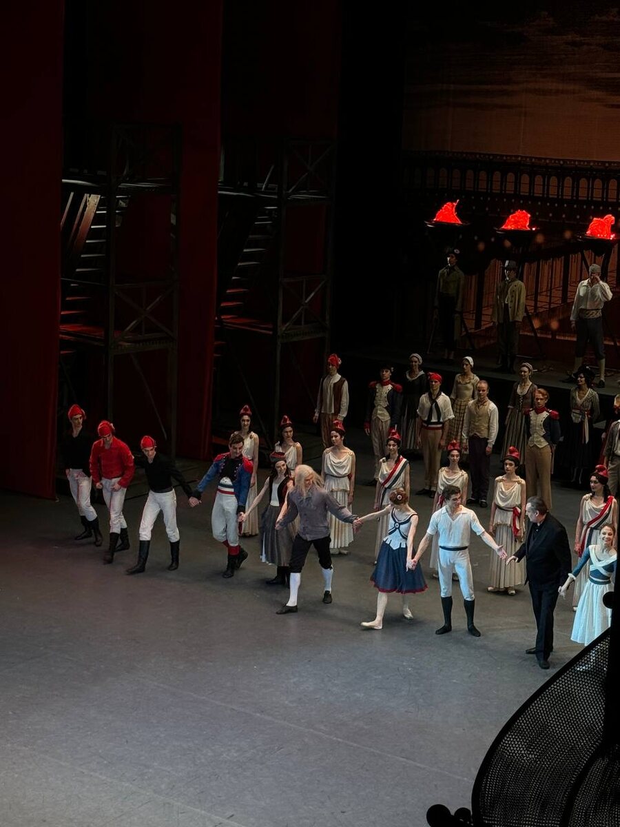 Дирижер — Павел Сорокин.