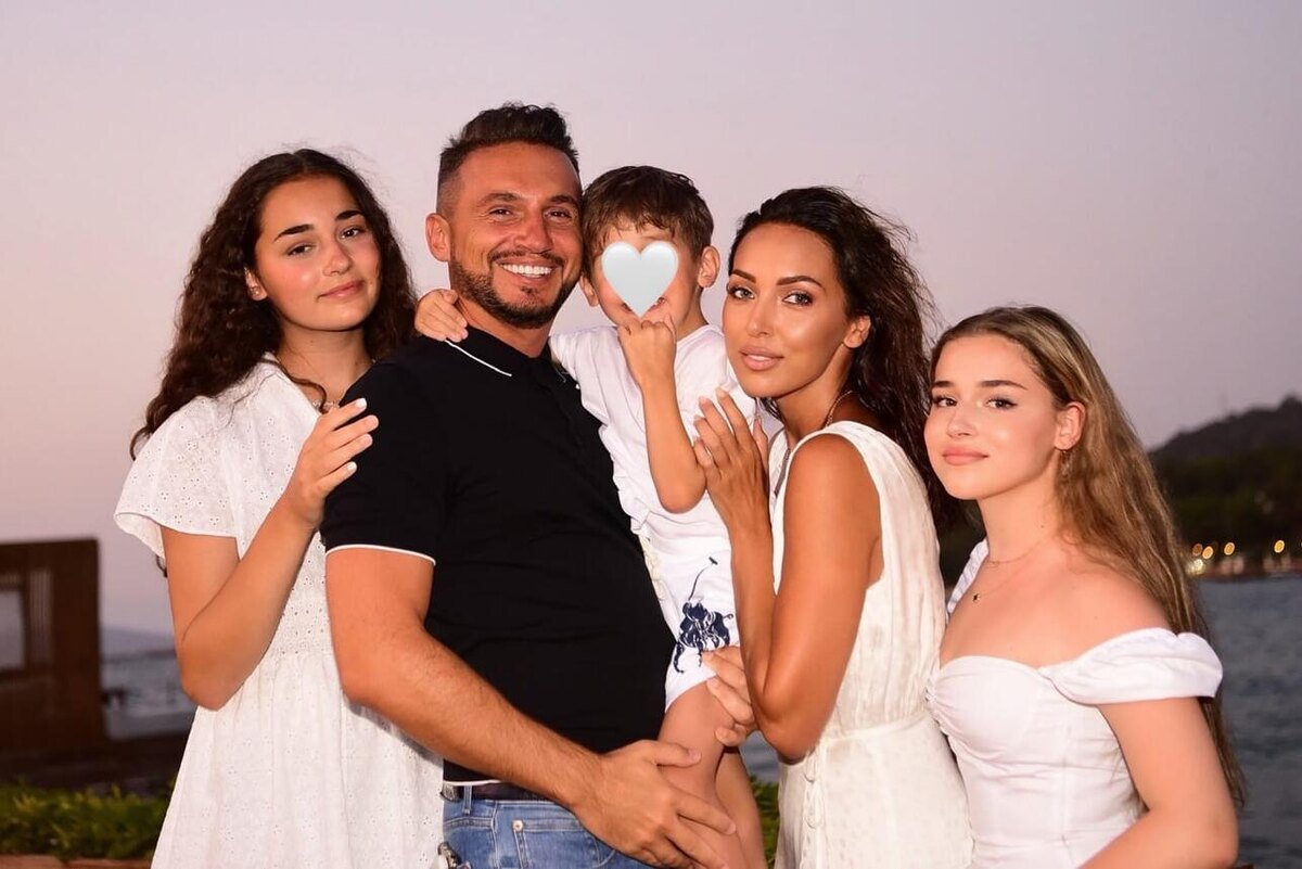    Алсу с мужем и детьми Социальные сети