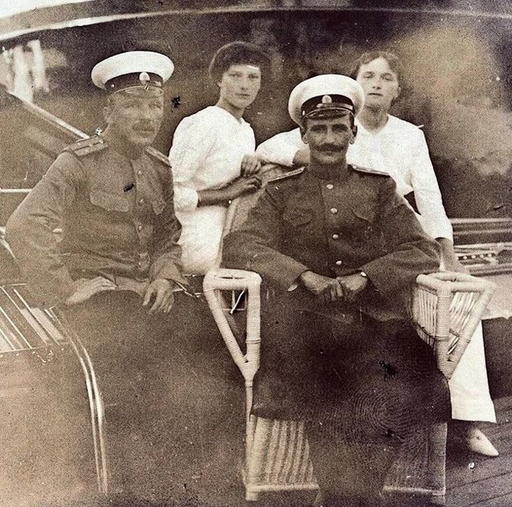 Великие княжны Татьяна, Ольга и Павел Воронов (справа). Фото из интернета