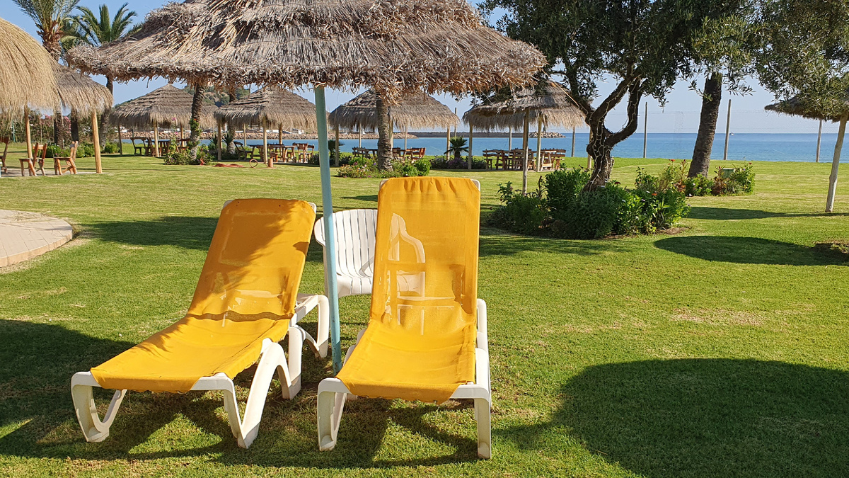 Пустые лежаки, так как рейсы не полетели