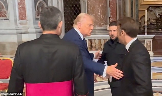 Рим, Италия — Похороны Папы Римского собрали мировых лидеров, но главным событием стала неофициальная встреча Дональда Трампа и Владимира Зеленского. Однако за кулисами разгорелся дипломатический скандал: изначально планировалась трёхсторонняя беседа с участием Эммануэля Макрона, но французского президента… вежливо попросили удалиться.

Как готовилась встреча
По данным инсайдеров, Трамп и Зеленский заранее договорились о короткой беседе после церемонии. Однако организаторы, учитывая статус гостей, подготовили три стула в отдельном зале — на случай, если к разговору присоединится ещё один лидер.

Когда Макрон, заметив Трампа и Зеленского, направился к ним, один из помощников экс-президента США якобы шепнул французскому лидеру: «Господин президент, здесь обсуждают украинские вопросы — возможно, вам удобнее присоединиться позже?»

Макрон, сохраняя ледяное спокойствие, улыбнулся и ответил: «Конечно, я не хочу мешать… приватным беседам» — после чего третий стул быстро убрали.

