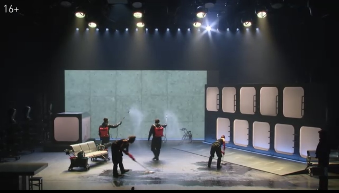 Сцена из спектакля, скрин из официального видео Мастерской 12