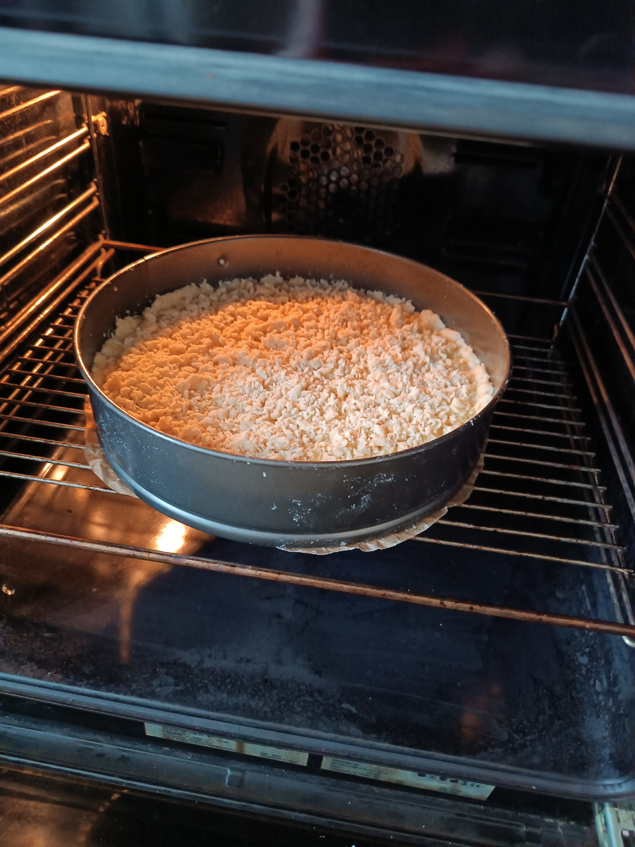 На дно формы я положила пекарскую бумагу, и смазала все сливочным маслом, и только потом положила первый слой теста